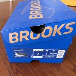 Womens Brooks Launch 11 Sneakers in size 7 Black/White New in Box